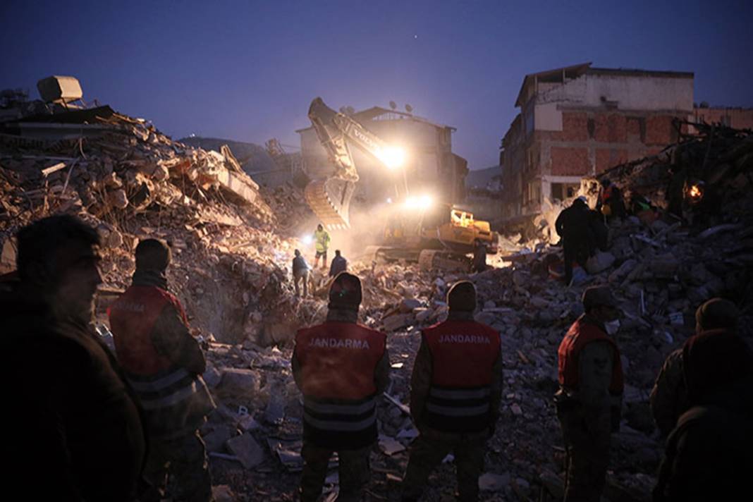 Son Dakika: Türkiye beşik gibi şiddetli deprem 16